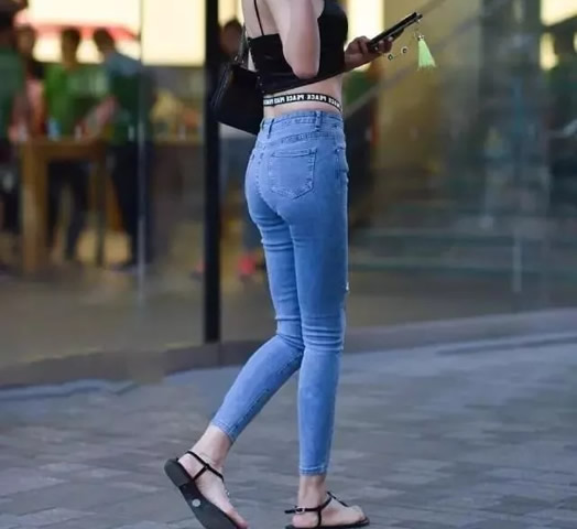 时尚街拍紧身牛仔裤 穿着紧身牛仔裤美女