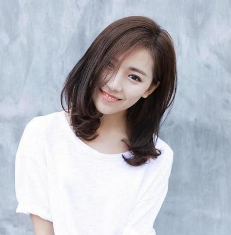 如何挑选适合自己发型 圆脸女生适合什么刘海发型