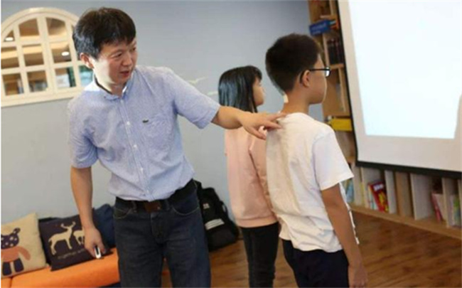 ​如何养成正确的坐姿，孩子的坐姿站姿的重要性 