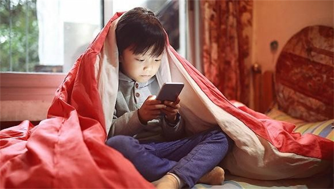 该不该给孩子配手机呢 