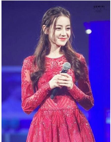 女星迪丽热巴鹿晗什么关系 看迪丽热巴龙须刘海发型