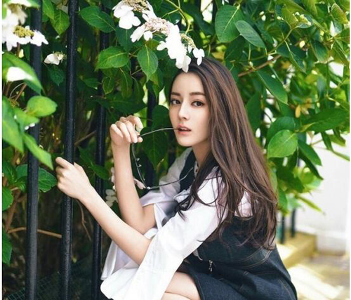 女星迪丽热巴鹿晗什么关系 看迪丽热巴龙须刘海发型