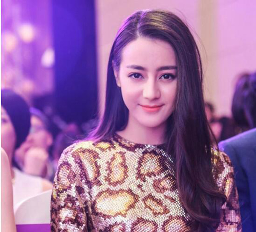 女星迪丽热巴鹿晗什么关系 看迪丽热巴龙须刘海发型