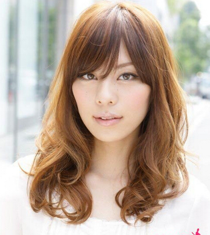 气质与女人味的长发陶瓷烫发型 非常的清新可人