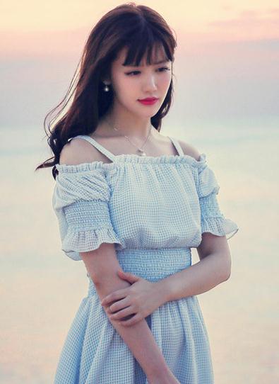 初夏矮个子女生穿衣技巧 露肩连衣裙搭出高挑美人范儿