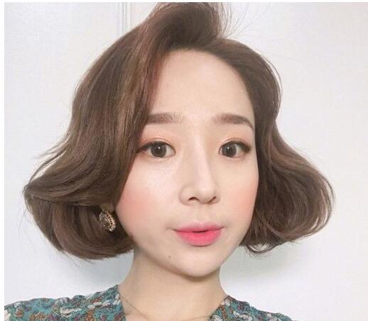 2024年女生露额最新流行短发发型