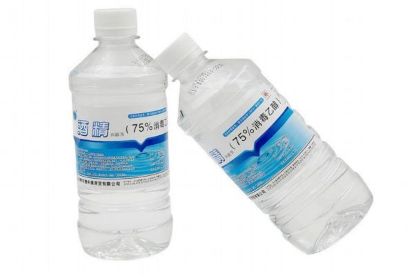酒精消毒是直接喷吗 75%酒精可以直接喷皮肤吗