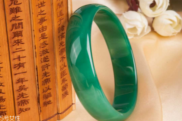 绿玛瑙手镯一般多少钱 这个价位最常见