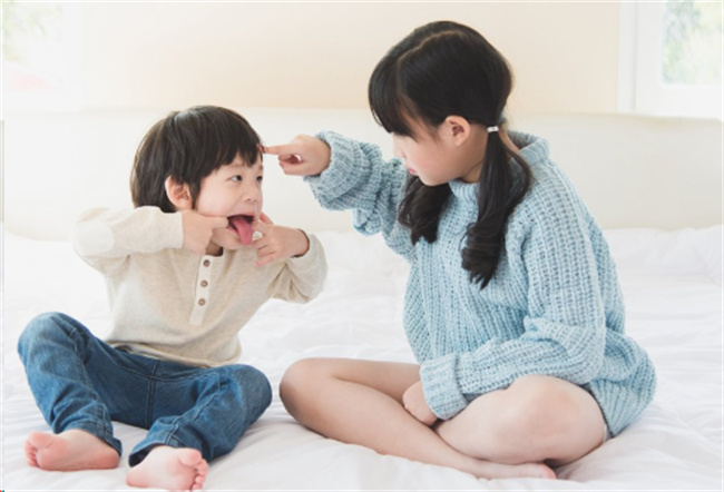 孩子总跟朋友攀比怎么教育 如何教育孩子不虚荣攀比 