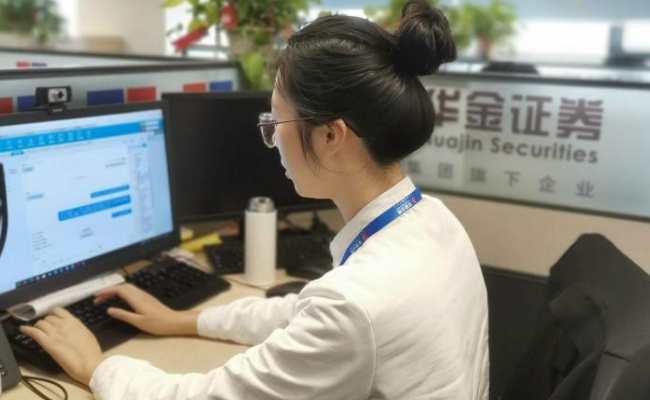 有股票账户还能当证券工作人员吗，当证券工作人员有何条件 