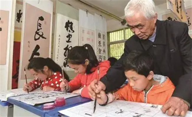 为什么建议返聘65岁以下退休教师 