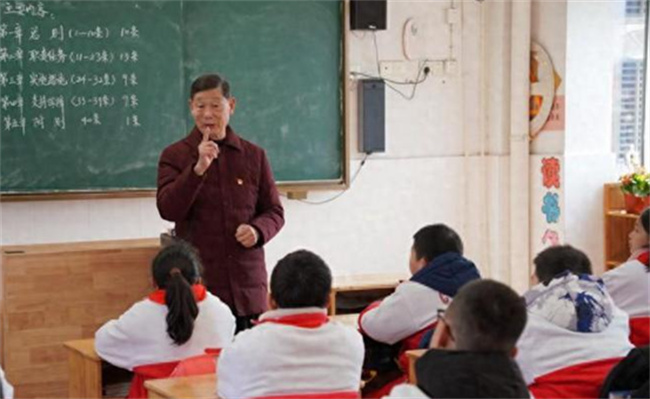 为什么建议返聘65岁以下退休教师 