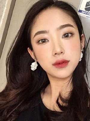 什么发型好打理又好看  中长发很撩人