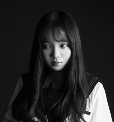 女生长直发刘海发型2024款