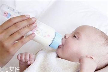 如何预防宝宝吐奶?宝宝打嗝怎么办?