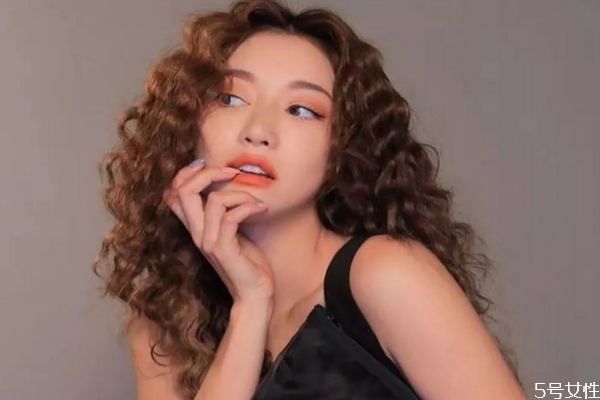 羊毛卷冷烫好还是热烫好 羊毛卷可以编辫子吗