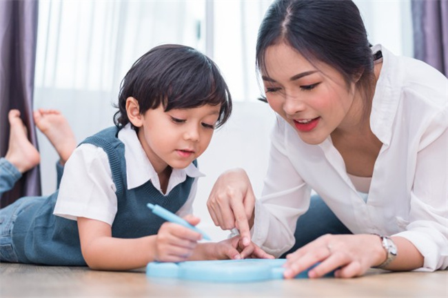 妈妈回家干好哪件事就可以养出优秀的娃娃 