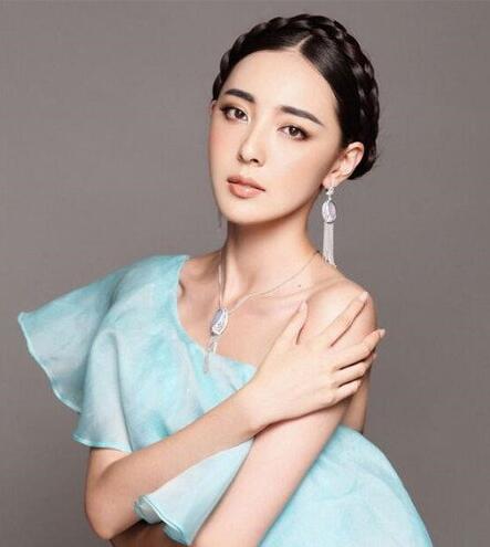 脸大发际线高女生适合的优雅显气质盘发发型