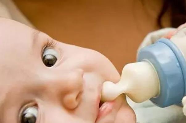 婴儿溢奶怎么解决 婴儿溢奶怎么拍嗝