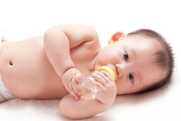 婴儿溢奶怎么解决 婴儿溢奶怎么拍嗝
