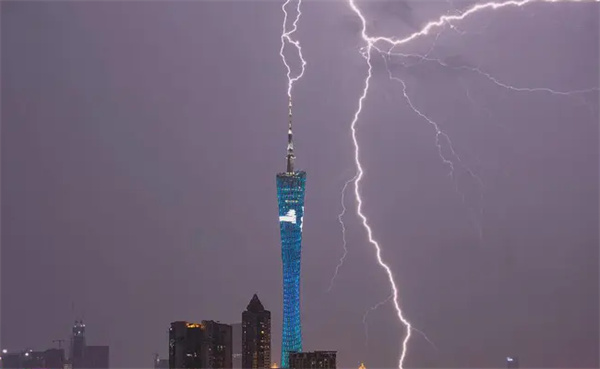 ​1小时被闪6次，小蛮腰缘何不怕雷击 