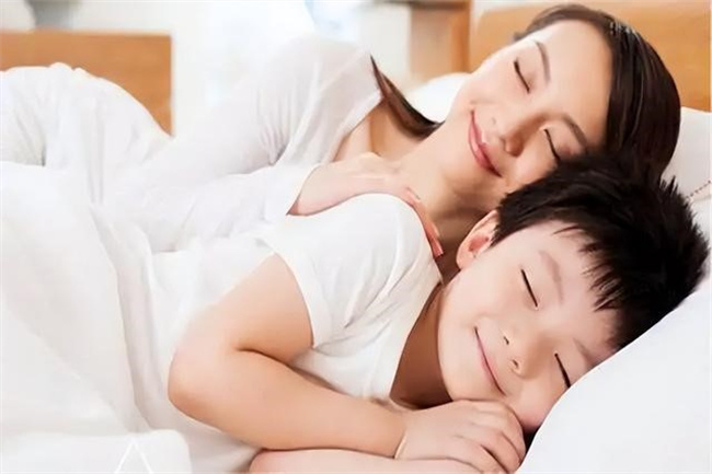 娃长大后和爸妈亲不亲小时候就能看出来吗 