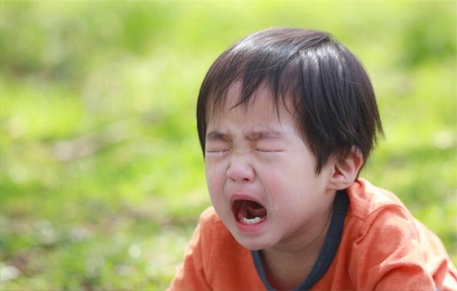 爱哭和忍着不哭的孩子哪个厉害 