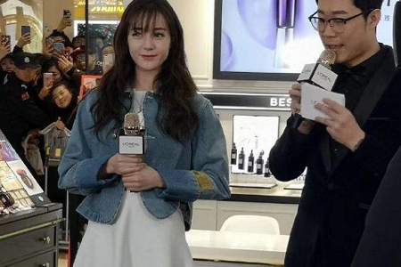迪丽热巴穿STELLA LUNA高跟鞋亮相，白皙香肩尽显性感