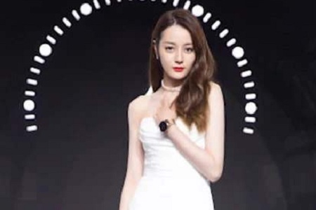 迪丽热巴出席Garmin活动现场，一袭抹胸白色鱼尾长裙令人惊艳