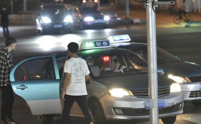 打车2公里消费2800元，是怎么回事 