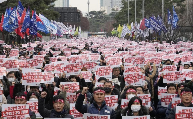 韩国首尔97.6%公交车停运，发生了什么 
