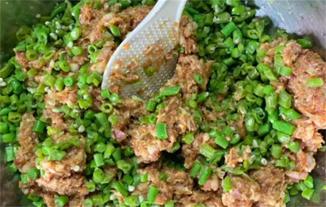 夏日美味：清爽蒸豇豆猪肉馅包子 