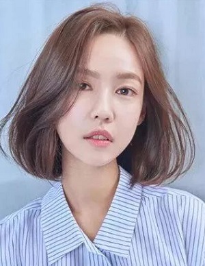 适合大脸女生齐肩烫头发短发