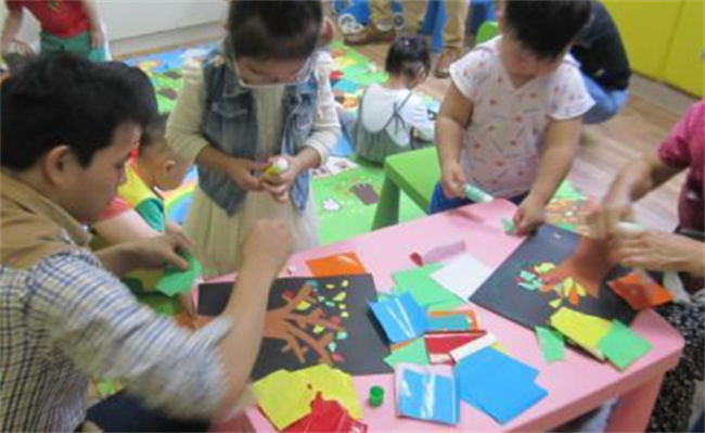 亲子作业成家长内卷战场，合理吗 