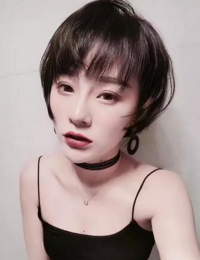 小脸头发少妹子适合的最新空气烫短发发型