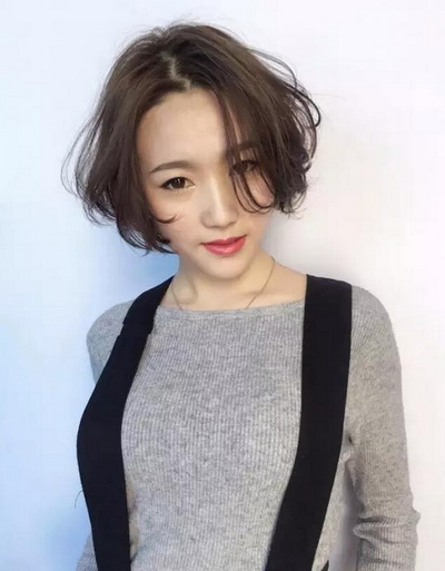 小脸头发少妹子适合的最新空气烫短发发型