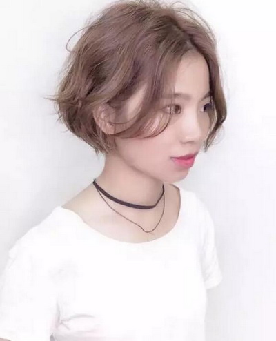 小脸头发少妹子适合的最新空气烫短发发型