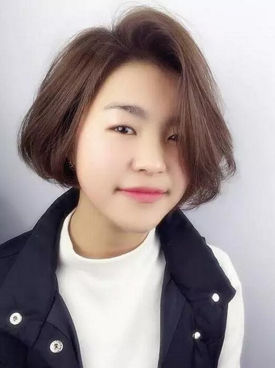 小脸头发少妹子适合的最新空气烫短发发型