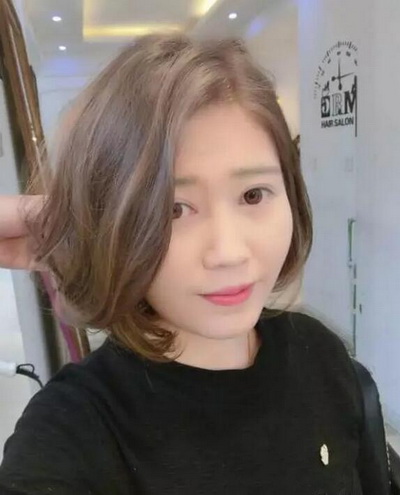 小脸头发少妹子适合的最新空气烫短发发型