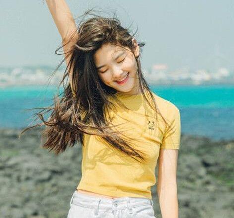 2024女生发型流行中长发