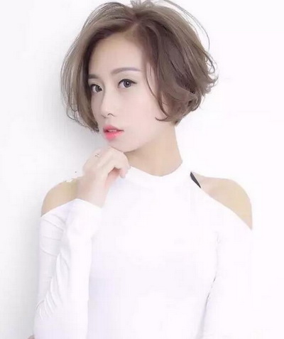 小脸头发少妹子适合的最新空气烫短发发型