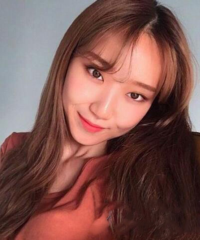 今年流行微卷长发发型 变美就靠它