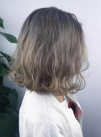 小脸头发少妹子适合的最新空气烫短发发型