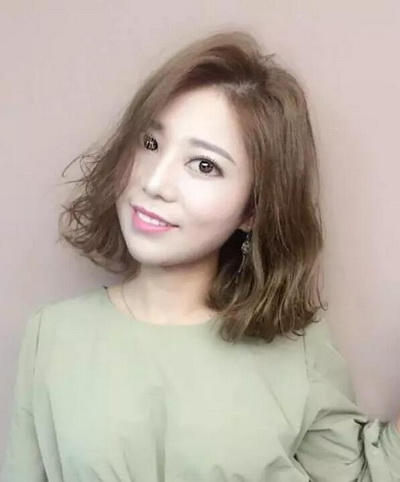 小脸头发少妹子适合的最新空气烫短发发型