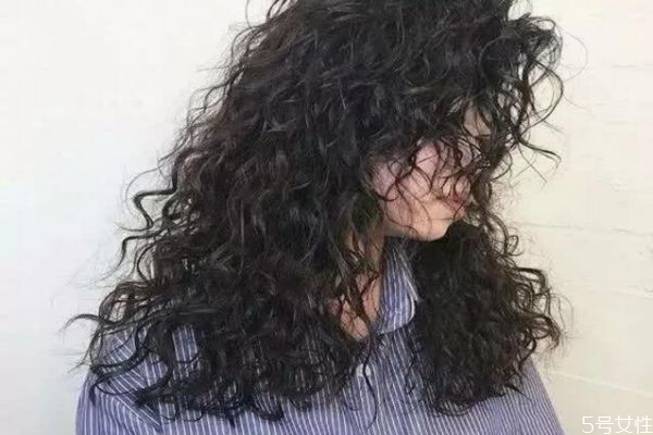 怎么编头发弄成羊毛卷 羊毛卷染什么颜色显白