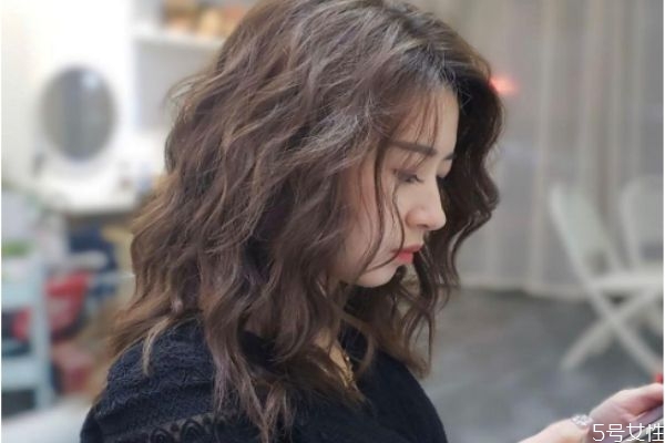 怎么编头发弄成羊毛卷 羊毛卷染什么颜色显白