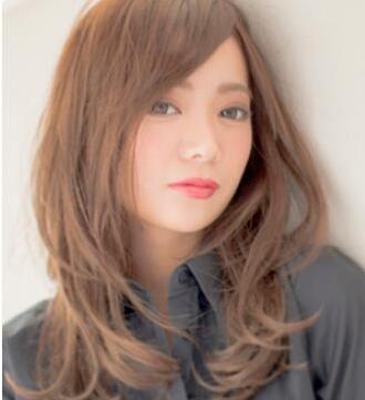 方脸女生适合的棕色系披肩卷发发型