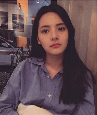 自然显气质女生黑色中长发发型最新款