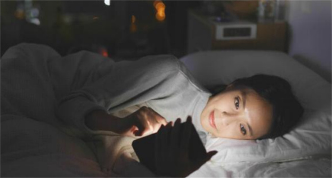 手机放床头真正危害是什么，怎么降低手机对人体的危害 