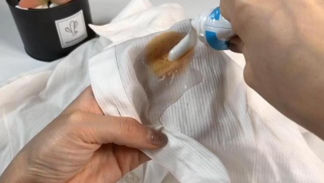 衣服上有油渍怎么弄干净不留痕迹 干了很久的油渍怎么去掉 